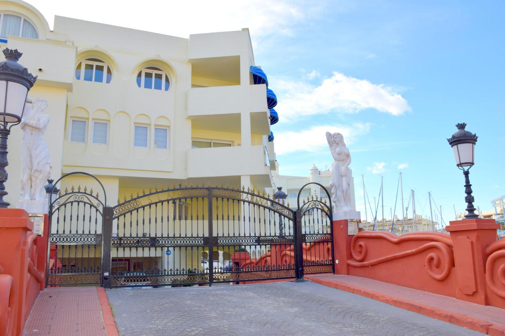 Cozy Corner 2 Bedroom Apartment On New Island Complex In Marina Harbour Benalmádena Exterior foto